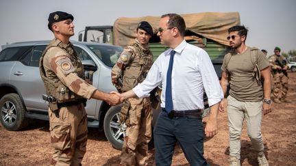 Le ministre des Armées, Sébastien Lecornu, salue un soldat français lors de sa visite au Niger, le 15 juillet 2022. (BERTRAND GUAY / AFP)