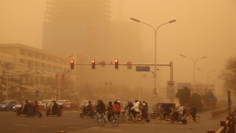 En Images Chine Une Tempete De Sable Et La Pollution Creent Un Cocktail Suffocant A Pekin