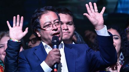 Le candidat Gustavo Petro s'exprime après sa défaite devant son rival conservateur Ivan Duque, à Bogota le 17 juin 2018. (LUIS ROBAYO / AFP)