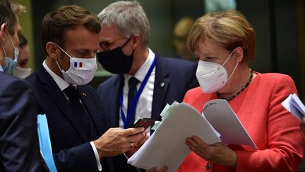 Emmanuel Macron et Angela Merkel, lors d'un sommet européenn à Bruxelles, le 20 juillet 2020. (JOHN THYS / POOL)