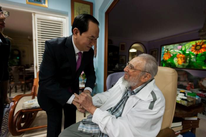 Fidel Castro rencontre le président vietnamien Tran Dai Quang, le 15 novembre 2016, à Cuba.&nbsp; (ALEX CASTRO / COURTESY OF GRANMA / REUTERS)