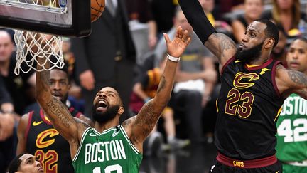 LeBron James plane au dessus de Marcus Morris (JASON MILLER / GETTY IMAGES NORTH AMERICA)