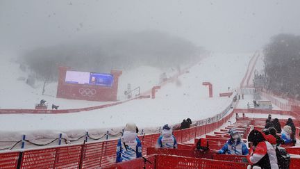 La neige tombe abondamment depuis le ciel de Yanqing, le site olympique du ski alpin où se déroule le slalom géant, dimanche 13 février 2022. (FRANCEINFO: SPORT / QUENTIN RAMELET)