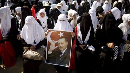 Des mariées palestiniennes brandissant le portrait du président turc Recep Tayyip Erdogan.  (Reuters/ Mohammed Salem)