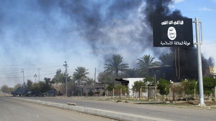 Un drapeau du groupe Etat islamique flotte pr&egrave;s de la ville de Saadiya (Syrie), le 24 novembre 2014. (REUTERS)