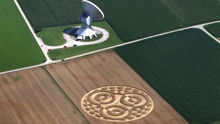 Des "crop circles" laissés dans un champ à côté d'une parabole en Allemagne. (KARL-JOSEF HILDENBRAND / DPA)