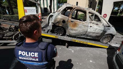 Une voiture brûlée lors de l'attaque contre la synagogue Beth Yaacov, à La Grande Motte (Hérault), le 26 août 2024. (PASCAL GUYOT / AFP)