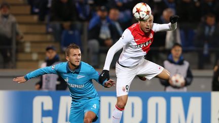 Domenico Criscito, du Zenith Saint-Petersbourg (G), et&nbsp;Dimitar Berbatov, l'attaquant de Monaco, le 1er octobre 2014, &agrave;&nbsp;Saint-Petersbourg (Russie).&nbsp; (IGOR RUSSAK / RIA NOVOSTI / AFP)