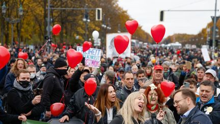 Plusieurs milliers d'opposants aux restrictions sanitaires défilent dans les rue de Berlin (Allemagne), mercredi 18 novembre 2020. (ODD ANDERSEN / AFP)