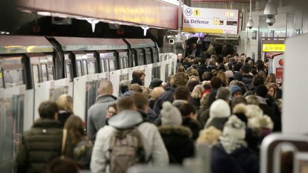 Les quais de la ligne 1, à Paris, le 7 décembre 2013.&nbsp; (MAXPPP)