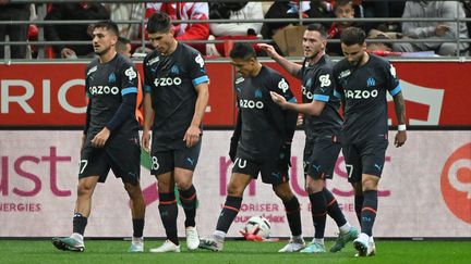 Les Marseillais savourent leur victoire à Reims lors de la 28e journée de Ligue 1, au stade Auguste-Delaune, le 19 mars 2023. (FRANCOIS LO PRESTI / AFP)