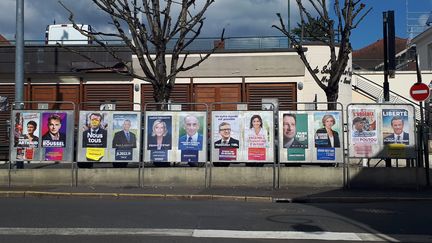 Les affiches des 12 candidats à l'élection présidentielle , à&nbsp;Saint-Leu-la-Forêt (Val-d'Oise), le 3 avril 2022.

 (STEPHANIE BERLU / RADIO FRANCE)