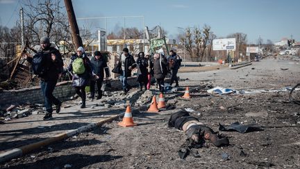 Des civils arrivant de Boutcha le 11 mars 2022. (ADRIEN VAUTIER / LE PICTORIUM / MAXPPP)