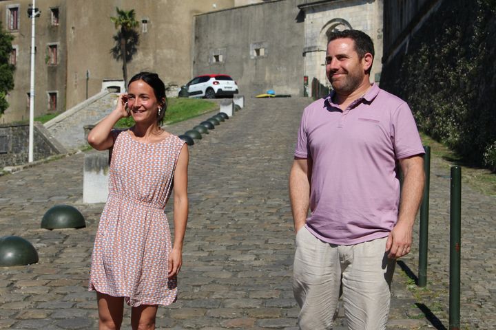 Mathilde Hary et Peio Dufau, candidats du parti EH Bai, à Bayonne (Pyrénées-Atlantiques), le 17 mai 2022. (ROBIN PRUDENT / FRANCEINFO)