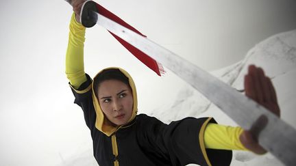 et les vêtements adéquats pour s’entraîner. Elle a dû commander son sabre en Iran et fait fabriquer son kimono chez un tailleur de Kaboul. Il est également compliqué de trouver un lieu. Quand elles ne s’entraînent pas sur les collines enneigées de la ville, elles pratiquent dans un club miteux financé par un jeune acteur de cinéma. (Massoud Hossaini/Reuters)