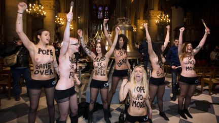 Des activistes du mouvement Femen &agrave; Notre-Dame de Paris, le 12 f&eacute;vrier 2013. (JOEL SAGET / AFP)