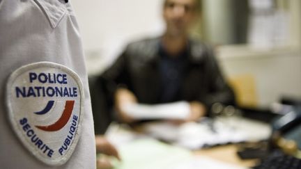 Une quinzaine de personnes, dont sept policiers, ont &eacute;t&eacute; interpell&eacute;es &agrave; leur domicile, pr&egrave;s de Lyon, mardi 11 septembre 2012.&nbsp; (JAMES HARDY / ALTOPRESS / AFP)