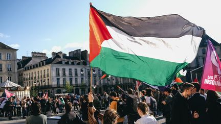 Un drapeau palestinien lors d'une manifestation de soutien aux civils à Rafah, dans la bande de Gaza, à Rennes (Ile-et-Vilaine), le 7 mai 2024. (VERNAULT QUENTIN/NURPHOTO/AFP)