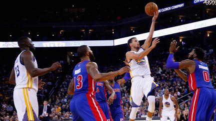 Stephen Curry et les Warriors n'ont toujours pas perdu cette saison (EZRA SHAW / GETTY IMAGES NORTH AMERICA)