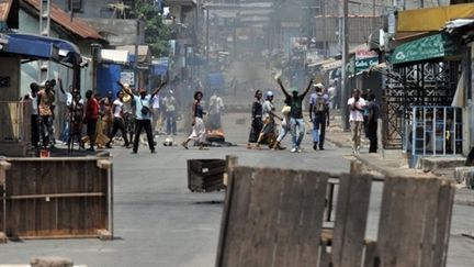 Des manifestants bloquent une route dans un quartier de Treichville à Abidjan, le 21 février 2011. (AFP - Issouf Sanogo)