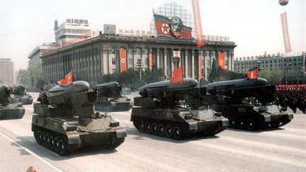 Des missiles nord-cor&eacute;ens lors d'un d&eacute;fil&eacute; militaire, le 25 avril 1992, &agrave; Pyongyang (Cor&eacute;e du Nord). (KCNA / KNS / AFP)