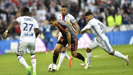 Wesley Lautoa entouré par les Lyonnais (ROMAIN LAFABREGUE / AFP)