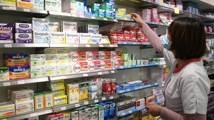 Une pharmacienne dans son officine. Photo d'illustration.&nbsp; (JEAN-FRANCOIS FREY / MAXPPP)