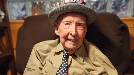 American veteran Jake Larson, 101 years old, recounts his Landing.  (SEBASTIEN PAOUR / RADIO FRANCE)