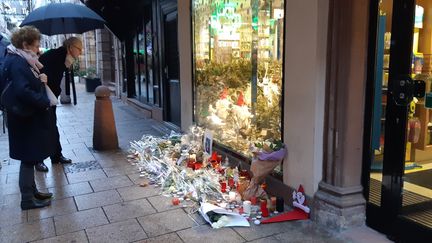 Des personnes se recueillent&nbsp;à Strasbourg, après l'attentat du 11 décembre.&nbsp; (CORINNE FUGLER / FRANCE-BLEU ALSACE (+ FB ELSASS))