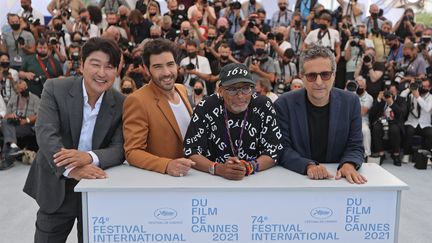 Et les hommes du jury cannois : l'acteur sud-coréen Song Kang-Ho qui jouait dans Parasite,&nbsp;dernière Palme d'or en 2019 et l'acteur Tahar Rahim à droite de Spike Lee. A sa gauche, le réalisateur brésilien Kleber Mendonca Filho.&nbsp; (VALERY HACHE / AFP)
