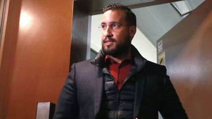 L'ancien chargé de mission à l'Elysée, Alexandre Benalla, quitte la prison de la Santé (Paris) où il était en détention provisoire, le 26 février 2019 (JACQUES DEMARTHON)