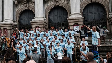 Des SDF chantent sur les escaliers du Teatro Municipal de Rio de Janeiro, juillet 2016
 (YASUYOSHI CHIBA / AFP)