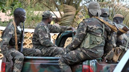 Des militaires patrouillent &agrave; Bissau, en Guin&eacute;e-Bissau, le 15 avril 2012. (SEYLLOU / AFP)