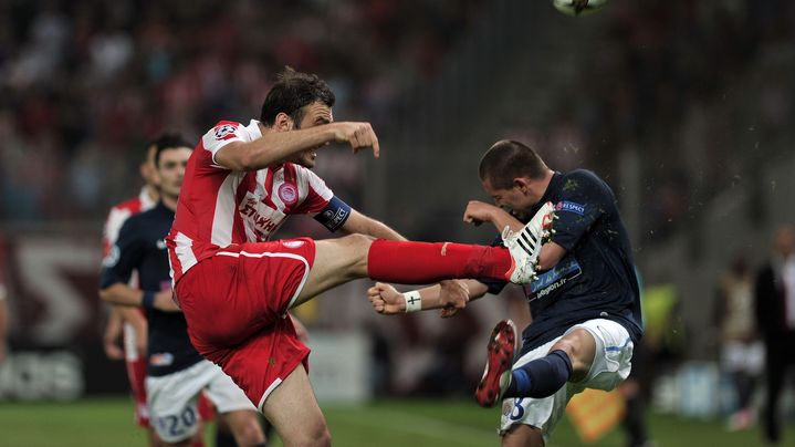 Le joueur de l'Olympiakos Vassilis Torossidis (G) &agrave; la lutte avec le joueur de Montpellier Anthony Mounier (D) lors du match Olympiakos-Montpellier, &agrave; Ath&egrave;nes, le 6 novembre 2012. (LOUISA GOULIAMAKI / AFP)