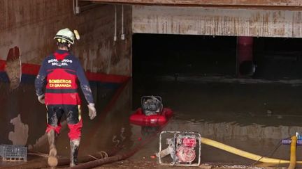 Les secouristes poursuivent leurs recherches dans la région de Valence, en Espagne, dimanche 3 novembre, pour tenter de retrouver des habitants disparus à la suite des inondations meurtrières. Ils inspectent notamment les voitures dans les parkings souterrains. (FRANCE 2)