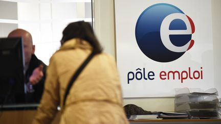 Une personne au chômage&nbsp; avec un conseiller Pôle emploi dans un bureau à Montpellier (Hérault). (PASCAL GUYOT / AFP)