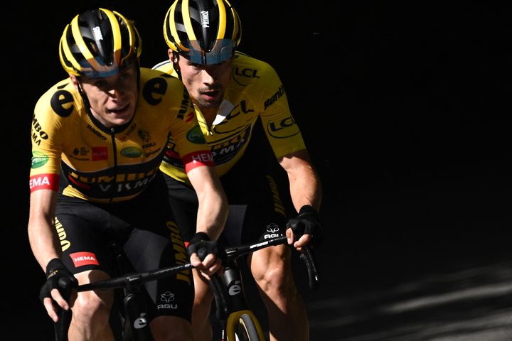 Jonas Vingegaard (à gauche) et Primoz Roglic, coéquipiers chez Jumbo-Visma mais adversaires sur la route du prochain Tour d'Espagne. (MARCO BERTORELLO / AFP)