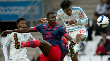 Duel entre le joueur d'Ajaccio Kader Mangane et l'attaquant marseillais Michy Batshuayi (BERTRAND LANGLOIS / AFP)