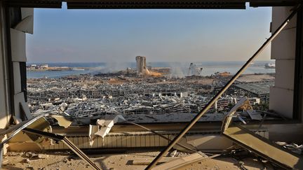 Une vue depuis un immeuble au lendemain des explosions qui se sont produites sur le port de Beyrouth au Liban.&nbsp; (ANWAR AMRO / AFP)