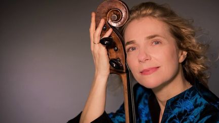 Art-thérapie : la violoncelliste Claire Oppert joue dans les services de soins palliatifs