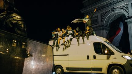 Des supporters fêtent la victoire de l'Algérie contre le Nigeria en demi-finale sur les Champs-Elysées à Paris, le 14 juillet 2019.&nbsp; (MATHIAS ZWICK / HANS LUCAS / AFP)