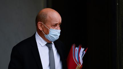 Jean-Yves Le Drian, le ministre français des Affaires étrangères, à la sortie du Conseil des ministres à Paris, le 23 septembre 2020. (JULIEN MATTIA / ANADOLU AGENCY / AFP)