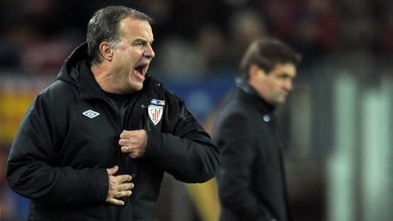 Marcelo Bielsa, alors entra&icirc;neur de l'Athletic Bilbao, crie sur ses joueurs lors d'un match contre Barcelone, le 1er d&eacute;cembre 2012 au Camp Nou. (LLUIS GENE / AFP)