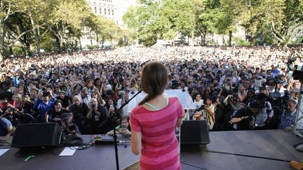 Greta Thunberg, à la tribune, face aux manifestants pour le climat rassemblés à New York le 20 septembre. (JOHN ANGELILLO / MAXPPP)