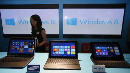 Des ordinateurs portables &eacute;quip&eacute;s par le syst&egrave;me d'exploitation Windows&nbsp;8, dans une boutique de Hong Kong, le 25 octobre 2012.&nbsp; (KIN CHEUNG / AP / SIPA)