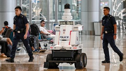 Un robot de patrouille à l'aéroport Changi, à Singapour, le 15 juin 2023. (KUA CHEE SIONG / AFP)