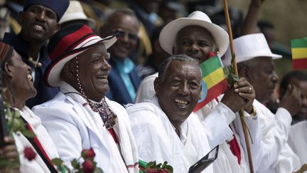 Devant des milliers de personnes réunies dans un stade de la ville une semaine après sa nomination, Abiy Ahmed a joué l'apaisement et appelé à la patience. Accueilli par des dizaines de cavaliers en habit traditionnel, le Premier ministre du deuxième pays le plus peuplé d'Afrique, après le Nigeria, a souhaité la réconciliation entre les ethnies du pays. Un désir de changement qui n'a cependant pas suffi pour l'instant à supprimer l'état d'urgence décrété le 15 février 2018, après la démission surprise de son prédécesseur Hailemariam Desalegn. (Zacharias ABUBEKER / AFP)