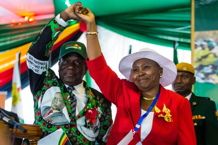 En 2017, Oppah Muchinguri très proche&nbsp;d'Emmerson Mnangagwa, lors du congrès extraordinaire du parti de ce dernier, le ZANU-PF, un an avant qu'il devienne&nbsp;président du Zimbabwe. (JEKESAI NJIKIZANA / AFP)