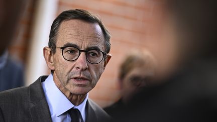 Le ministre de l'Intérieur, Bruno Retailleau, s'adresse aux journalistes lors de sa visite d'un centre de rétention administrative (CRA) au Mesnil-Amelot (Seine-et-Marne), le 11 octobre 2024. (JULIEN DE ROSA / AFP)