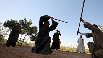 cette discipline guerrière, a peu à peu disparu de l’entraînement militaire pour gagner les villages. Transmis de génération en génération, le tahtib est devenu un jeu pratiqué par les paysans et les bergers. Devenu non violent, accompagné de danses, de chants et de musique traditionnelle, il s’est invité dans les festivités des mariages. Au XXe siècle l’urbanisation de l’Egypte, l’a fait définitivement disparaître des villes. (Mohamed Abd El Ghany / Reuters)